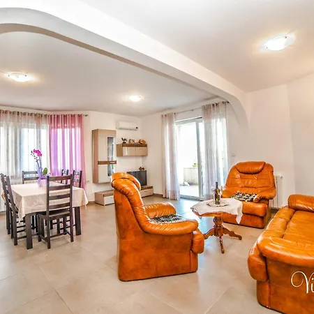 Lucija Apartment *